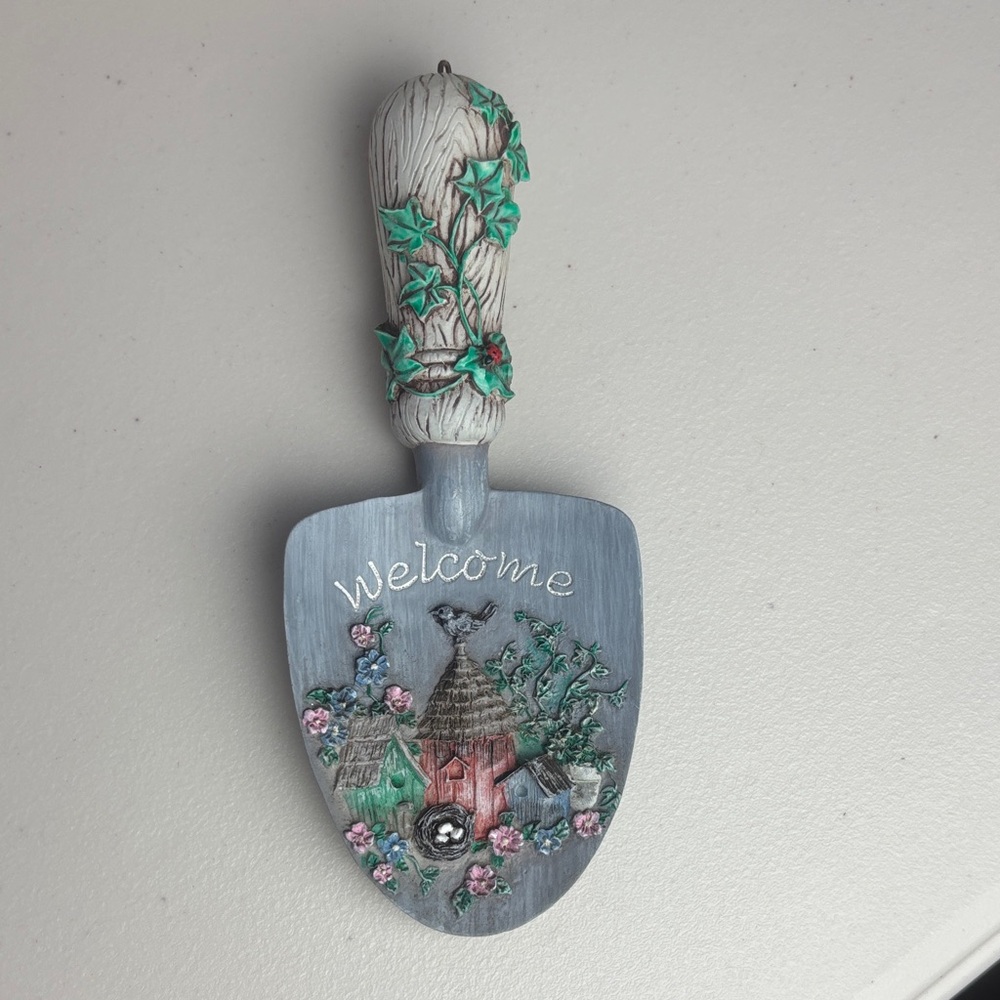 Charming Gray and Green Welcome Wall Decor